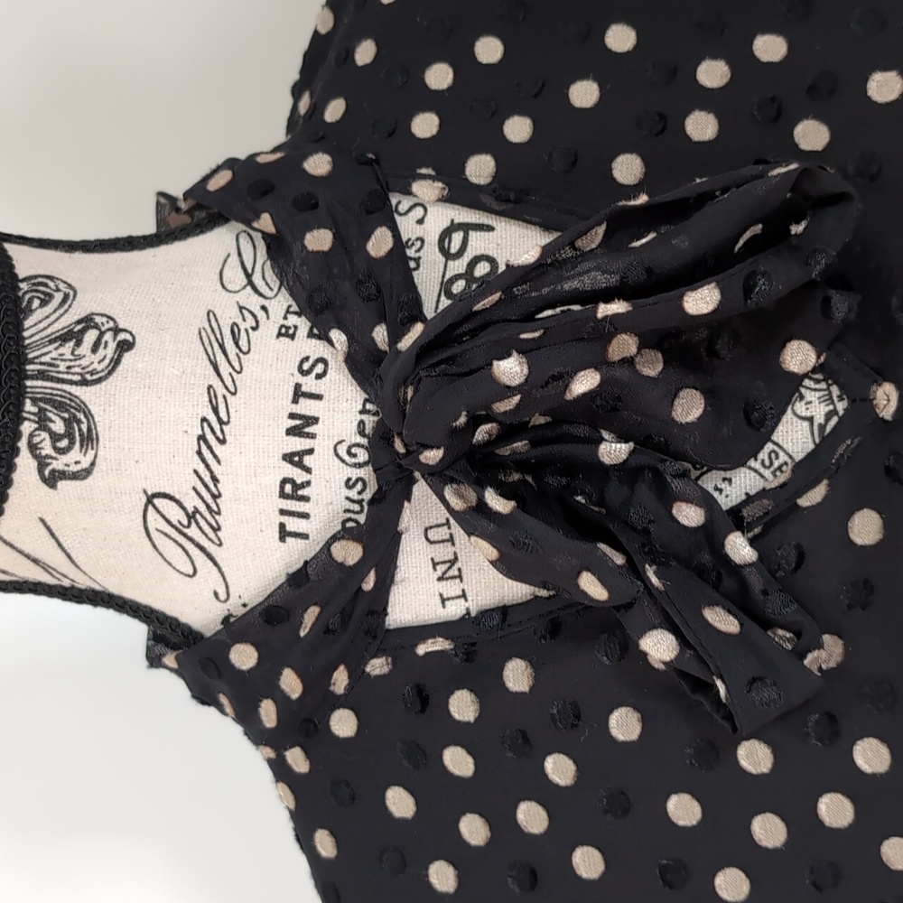 HAVER + BLAIR | Women's Blk/Cream Polka Dot Ruffled Short Sleeved Tie Up Blouse - Picture 4 of 7